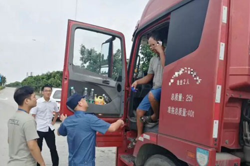 圖為交警正在攔?？梢绍囕v